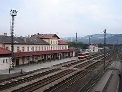 Staniční budova s nástupišti