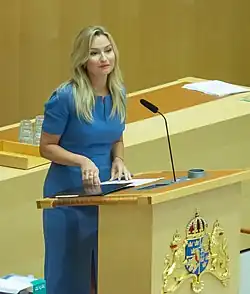 Projev Buschové jako vůdkyně opozičních křesťanských demokratů při volbě nového premiéra, jímž se potřetí stal Löfven (červenec 2021)