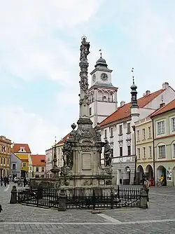 Barokní Mariánský sloup uprostřed náměstí
