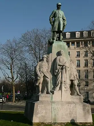 Pomník uprostřed náměstí