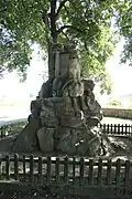 Socha lva v Kozlanech, pocta obci a rodičům