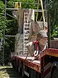 Demontáž pomníku na připravený návěs kamionu. (14.6.2025)