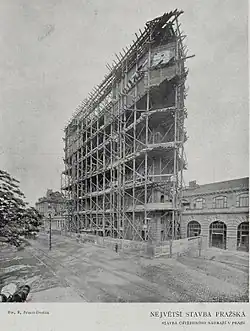 Probíhající práce na stavbě centrální části nové výpravní budovy v roce 1907