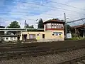Stavědlo 2, z něhož se ovládají výměny výhybek na severním zhlaví. (2011)