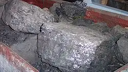 Velká kusy černého uhlí na dopravníku