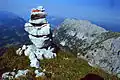 Mužik na Treffauer, Wilder Kaiser. Pohled západním směrem do údolí Inn. Vlevo od mužika Velký Pölven (Mittagskogel) 1595m a Malý Pölven 1562m, za mužikem se částečně skrývá Achleitner Kogel 1229m. Napravo od Scheffauer 2111 m, Hackenkopf 2125 m a Wiesberg 1998 m (srpen 2000)