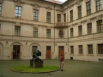 Nádvoří Ernestina (Šternberského paláce) na Hradčanech