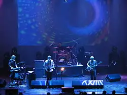 Mike Howlett (vpravo) se skupinou kytaristy Stevea Hillage