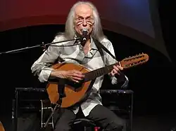 Steve Howe se španělským laúdem v roce 2015