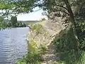Stezka pod skalním ostrohem
