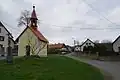 Náves s kaplí a křížem