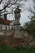 Socha Jana Nepomuckého na zámecké zdi
