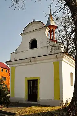 Průčelí kaple sv. Jana a Pavla ve Stračí