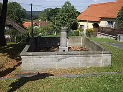 Strašín, kašna.JPG