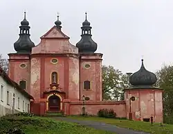 Vstupní průčelí kostela