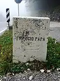 Silniční kámen na začátku cesty v Passo Pian delle Fugazze
