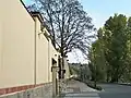 Zeď u vstupní brány do zahrady na Kosárkově nábřeží