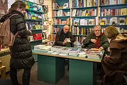 Dominique Rey (vlevo) a Michael Lonsdale během autogramiády (Štrasburk, 10. dubna 2013)