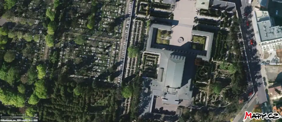 Letecký pohled na Krematorium Strašnice (22. dubna 2020). Čestné pohřebiště hrdinů II. odboje se nachází při příchodu k hlavní budově krematoria po pravé straně ve středu urnového háje na zatravněné ploše obklopené smutečními vrbami[4]