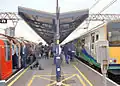 Přímý přestup mezi vlaky linky Central Line a standardní železnice ve stanici Stratford