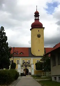 Dominantou zámeckého průčelí je okrouhlá věž s břitem