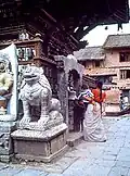 Pouliční scéna, Bhaktapúr, Nepál. 1979