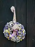 Barevně tlumený věneček ze slaměnek a limonky