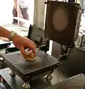 Těsto připravené k pečení v oplatkovači