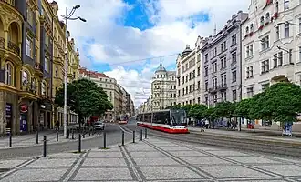 Pohled na náměstí před rekonstrukcí směrem od kostela, v pozadí dolní konec ulice Milady Horákové (2016)