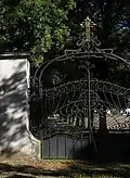 Secesní hřbitovní brána