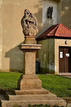 Socha Madony před kostelem