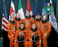 Zleva sedí Allen, Shriver, stojí Ivinsová, Nicollier, Hoffman, Chang-Diaz, Malerba