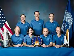 Zleva stojí Covey, Hoffman, Akers, sedí Bowersox, Thorntonová, Musgrave, Nicollier