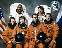Zleva sedí Vossová, Collinsová, Wetherbee, Titov, stojí Harris a Foale