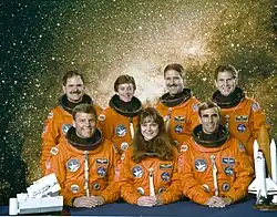 Zleva sedí Oswald, Jerniganová, Gregory, stojí Parise, Lawrenceová, Grunsfeld, Durrance