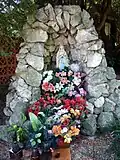 Výklenková kaplička P. Marie Lourdské před kostelem