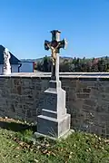 Kříž u kostela