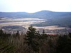 Studený vrch (vpravo) a Hradec (vlevo) od severozápadu