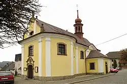 Farní kostel sv. Jana Nepomuckého ve Studnici.