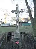Křížek (1862) a pamětní deska obětem 2. světové války: detail