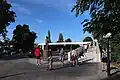 Konec lávky na Štvanici s plastikou Řeka