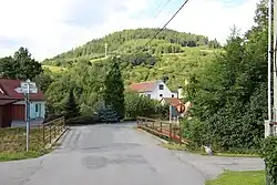 Most přes Svitavu s návsí v pozadí