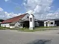 Kaplička a kravín u křižovatky