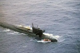 Poškozená raketonosná ponorka K-219. Dne 3. října 1986 došlo k požáru v raketovém úseku a ponorka se 6. října potopila severovýchodně od Bermud