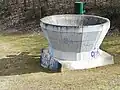 Detail nálevkovitého betonového bezpečnostního přelivu