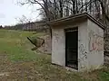 Technologický „domek“ za sypanou hrází na straně za nádrží