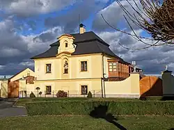 Suchdol (u Kutné Hory) - dům čp. 2 na náměstí (2).jpg