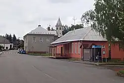 Hostinec a mateřská škola, v pozadí kostel sv. Václava