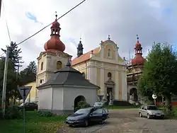 Kostel svaté Anny; v popředí kaple, do níž je sveden vodní pramen z kostela
