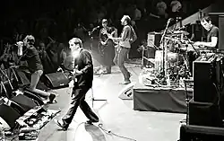 Suede v Royal Albert Hall (2010) zleva: Brett Anderson, Richard Oakes, Neil Codling, Mat Osman a Simon Gilbert